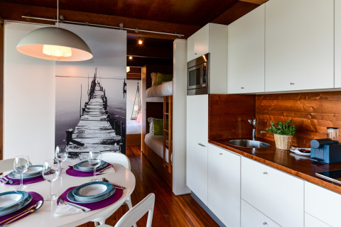 Eet- en keukenhoek in Bungalow Family bij Wecamp Reserva Alecrim, Portugal, met modern interieur.