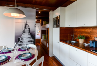 Eet- en keukenhoek in Bungalow Family bij Wecamp Reserva Alecrim, Portugal, met modern interieur.