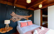 Acogedor dormitorio en Bungalow Family de Wecamp Reserva Alecrim en Portugal, con cama doble y literas.
