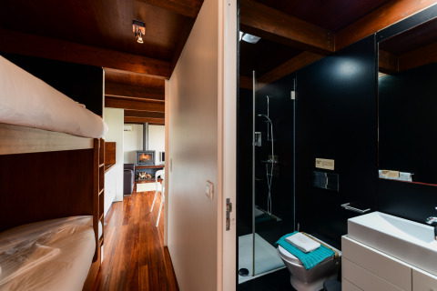 Moderne badkamer en gezellige stapelbedden in een gezinsbungalow bij Wecamp Reserva Alecrim, Portugal.