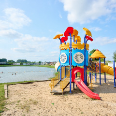 Parque infantil cerca del agua - Villatent Camping Betuwe - Kesteren, Güeldres, Países Bajos