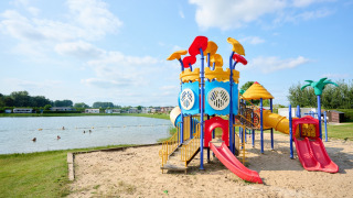 Parque infantil cerca del agua - Villatent Camping Betuwe - Kesteren, Güeldres, Países Bajos