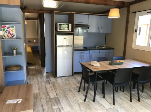 Gezellige keuken en eetruimte in de Bungalow Family Premium bij Wecamp Sao Miguel, Portugal.