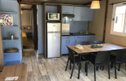 Moderne bungalow med køkken, spisestue og hyggelig indretning på Wecamp Sao Miguel i Portugal.