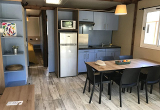 Gezellige keuken en eetruimte in de Bungalow Family Premium bij Wecamp Sao Miguel, Portugal.