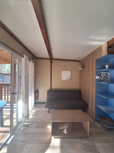 Zonnige leefruimte in de Bungalow Family Premium bij Wecamp Sao Miguel in Portugal met modern interieur.