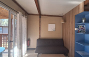 Solbeskinnet opholdsområde i Bungalow Family Premium på Wecamp Sao Miguel, Portugal, med moderne indretning.