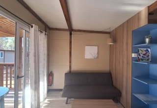 Zonnige leefruimte in de Bungalow Family Premium bij Wecamp Sao Miguel in Portugal met modern interieur.