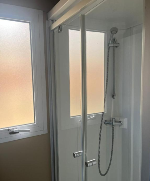 Moderne douche in Bungalow Family Premium te Wecamp Sao Miguel, Portugal, met glazen wand en raam.