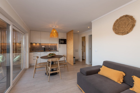 Moderne woonkamer en keuken van Dome «House Duplex Do Lago» bij Wecamp Reserva Alecrim, Portugal.