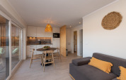 Sala de estar y cocina moderna de Dome «House Duplex Do Lago» en Wecamp Reserva Alecrim, Portugal.