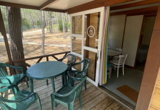 Houten terras met groene stoelen en tafel aan Bungalow Basic Family bij Wecamp Sao Miguel, Portugal.