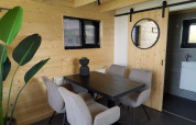 Eethoek in Tiny House 2+2 in Hindeloopen, Nederland, met houten wanden en moderne inrichting.