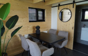 Eethoek in Tiny House 2+2 in Hindeloopen, Nederland, met houten wanden en moderne inrichting.