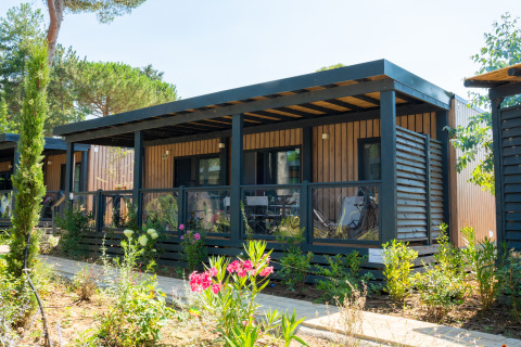 Cabaña moderna de madera con amplia terraza cubierta y jardín en el lodge Cottage Next XXL Prestige.
