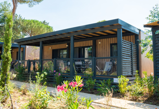 Cabaña moderna de madera con amplia terraza cubierta y jardín en el lodge Cottage Next XXL Prestige.