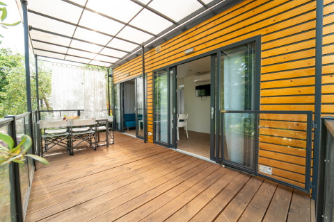 Ampia terrazza di Cottage Next XL Panorama al Trasimeno Glamping Resort con zona pranzo esterna