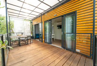 Ampia terrazza di Cottage Next XL Panorama al Trasimeno Glamping Resort con zona pranzo esterna