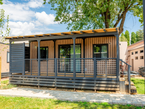 Lodge moderna 'Cottage Next XL Superior' con veranda presso Trasimeno Glamping Resort in Italia.