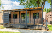 Lodge moderna 'Cottage Next XL Superior' con veranda presso Trasimeno Glamping Resort in Italia.