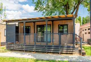 Lodge moderna 'Cottage Next XL Superior' con veranda presso Trasimeno Glamping Resort in Italia.