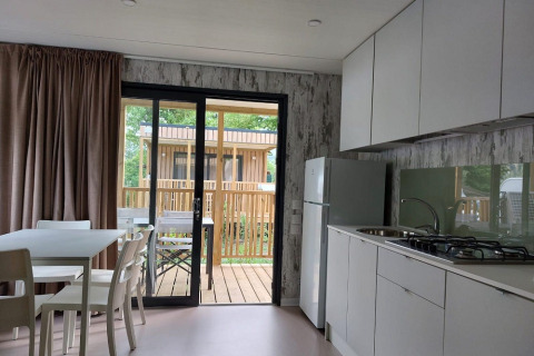 Cocina moderna y comedor en Cottage Next XL Loggia en Trasimeno Glamping Resort, Italia.