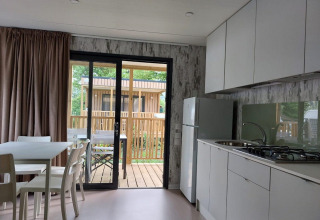Cocina moderna y comedor en Cottage Next XL Loggia en Trasimeno Glamping Resort, Italia.