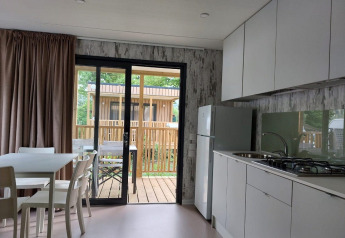 Cocina moderna y comedor en Cottage Next XL Loggia en Trasimeno Glamping Resort, Italia.