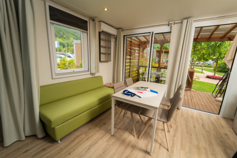 Moderne Cube Suite XL-lodge bij Trasimeno Glamping Resort, met lichte woonkamer en buitenterras.