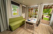 Lodge Cube Suite XL moderna al Trasimeno Glamping Resort, con soggiorno luminoso e terrazza esterna.