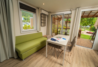 Moderne Cube Suite XL-lodge bij Trasimeno Glamping Resort, met lichte woonkamer en buitenterras.