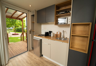 Moderne kitchenette en knus terras in Cube Suite XL op Trasimeno Glamping Resort, Italië.