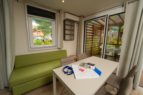 Interieur van Cube Suite XL bij Trasimeno Glamping Resort met bank, tafel en terras buiten.