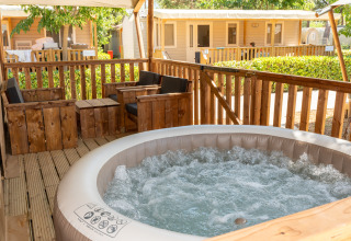 Udendørs terrasse med boblebad og træmøbler ved Safari Tent Comfort i Trasimeno Glamping Resort, Italien.