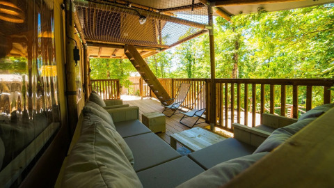 Knusse overdekte veranda van de Spotty Lodge Ranger safaritent bij Trasimeno Glamping Resort, Italië.