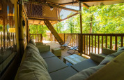 Accogliente terrazza coperta della tenda safari Spotty Lodge Ranger al Trasimeno Glamping Resort, Italia.