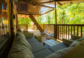 Knusse overdekte veranda van de Spotty Lodge Ranger safaritent bij Trasimeno Glamping Resort, Italië.