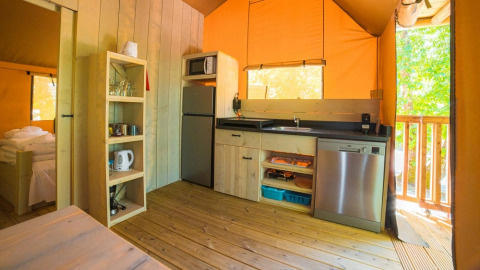 Lichte kitchenette in de safaritent Spotty Lodge Ranger bij Trasimeno Glamping Resort in Italië.