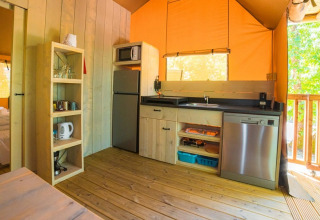 Lichte kitchenette in de safaritent Spotty Lodge Ranger bij Trasimeno Glamping Resort in Italië.
