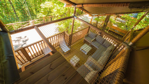 Bovenaanzicht van het terras en net bij Spotty Lodge Ranger safaritent op Trasimeno Glamping Resort in Italië.