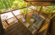Vista dall'alto sulla terrazza e area con rete della tenda safari Spotty Lodge Ranger al Trasimeno Glamping Resort.