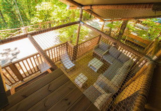 Bovenaanzicht van het terras en net bij Spotty Lodge Ranger safaritent op Trasimeno Glamping Resort in Italië.