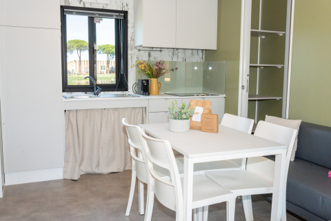 Cocina moderna y comedor en Cottage Next XL 4 All del Trasimeno Glamping Resort en Italia.