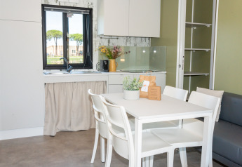 Cocina moderna y comedor en Cottage Next XL 4 All del Trasimeno Glamping Resort en Italia.