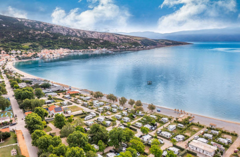 Vista aerea del campeggio Baška a Primorje-Gorski Kotar, Croazia, vicino alla costa con camper e spiaggia.