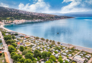 Vista aerea del campeggio Baška a Primorje-Gorski Kotar, Croazia, vicino alla costa con camper e spiaggia.
