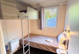 Toegankelijke kamer met stapelbed en eenpersoonsbed in Stacaravan Confort, Camping Demoiselles Plage, Frankrijk.