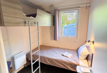 Toegankelijke kamer met stapel- en eenpersoonsbed in Stacaravan Confort, Camping Demoiselles Plage, Frankrijk.