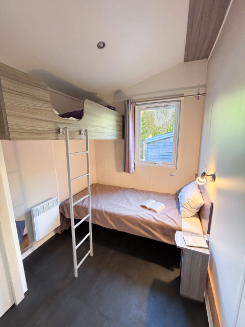 Toegankelijke kamer met stapel- en eenpersoonsbed in Stacaravan Confort, Camping Demoiselles Plage, Frankrijk.