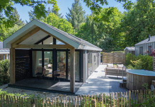 Cabaña Wellness con jacuzzi privado y sauna en De Thijmse Berg, Países Bajos, rodeada de naturaleza.